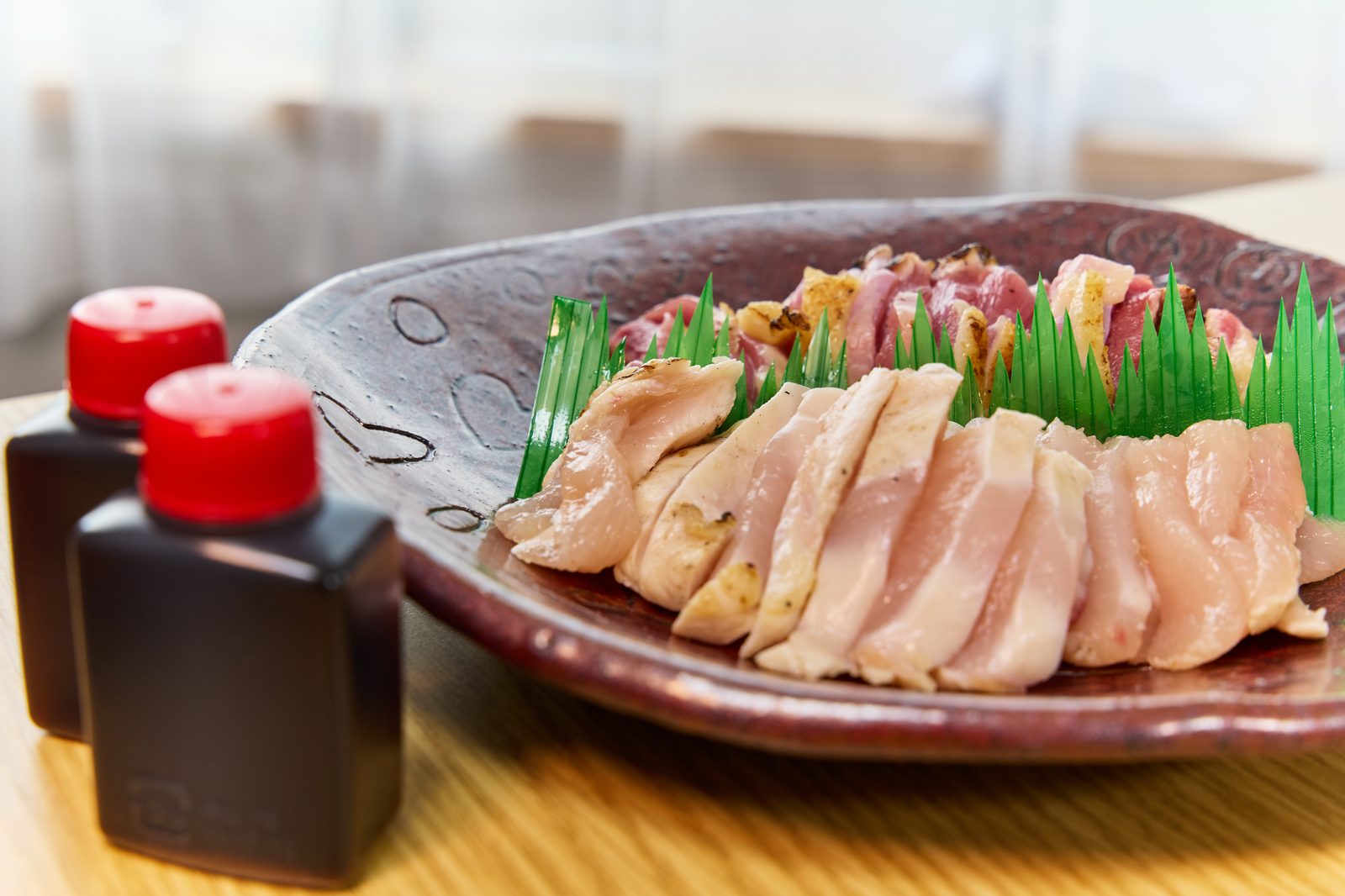 えびチャン本店 看板商品の鶏のタタキ